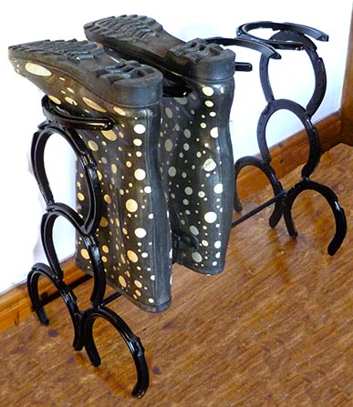 Horseshoe 2 Pair Boot Stand (downwards)